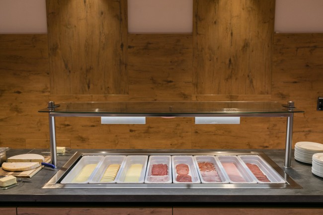 Wurst und Käse am Frühstücksbuffet